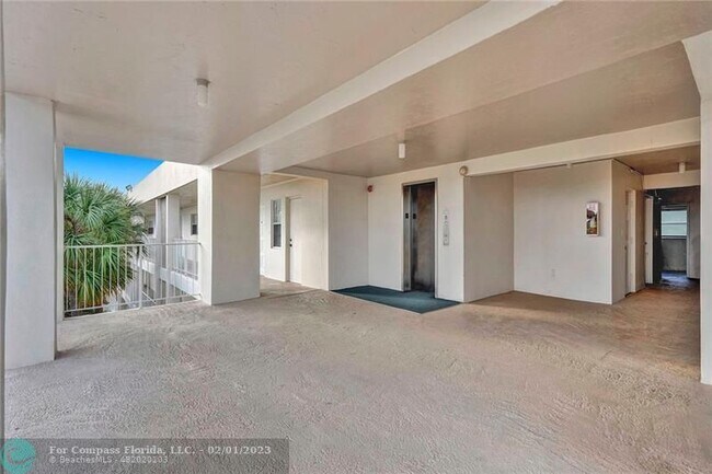 Building Photo - 3051 S Palm Aire Dr