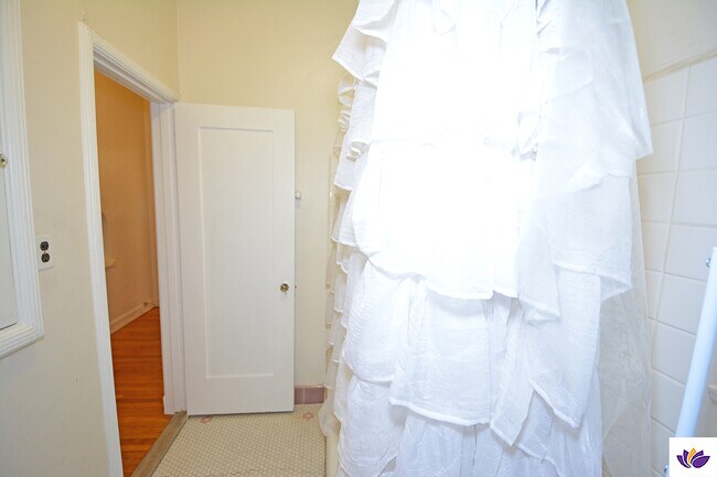 Building Photo - 5727 Carlton Way