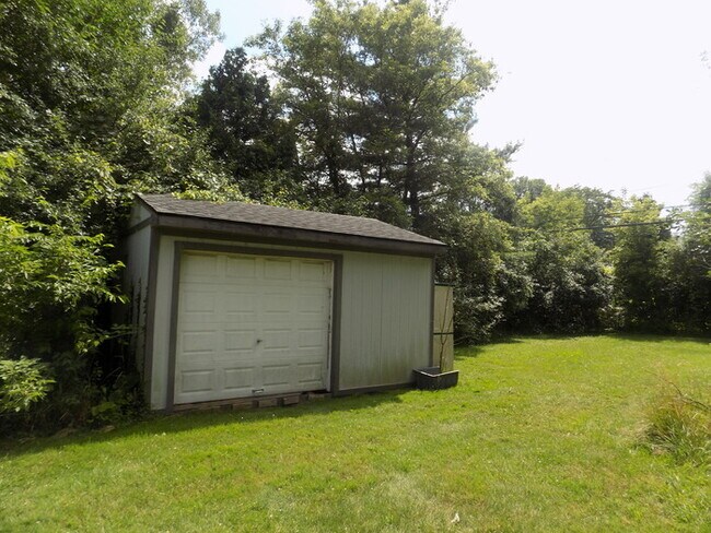 Building Photo - Nice Updated 4 bedroom house with first floor primary bedroom/Bathroom