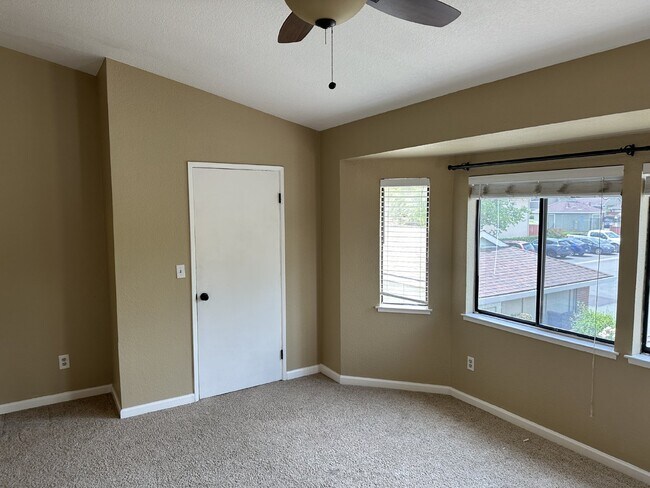 Building Photo - Spacious 3 Bed, 2.5 Bath West Dublin Townh...