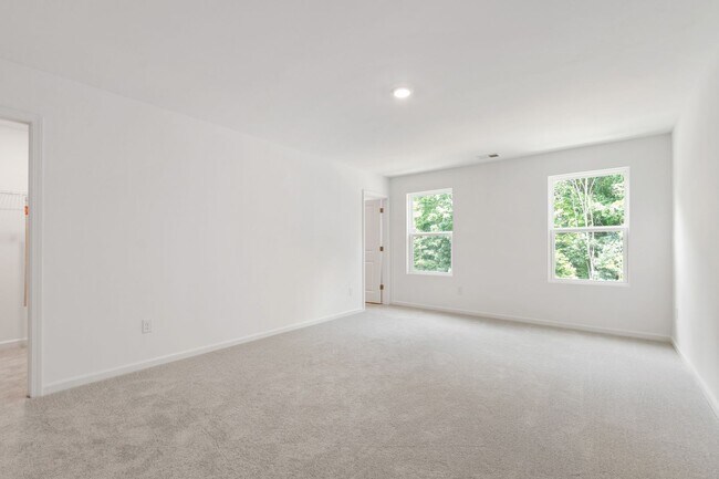 Building Photo - Updated 3BR Townhome with Pool and Spaciou...