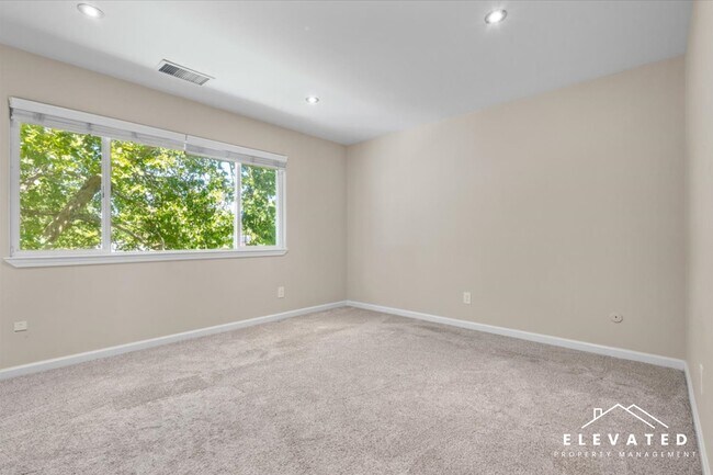 Building Photo - 303 Algiers Ct