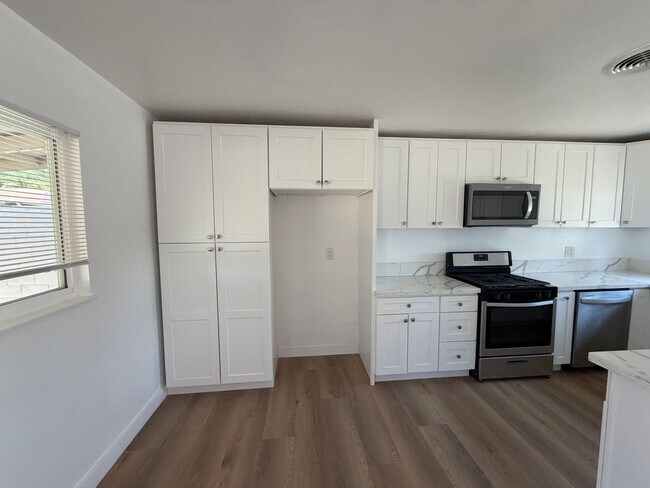 Building Photo - WoW! Newley Remodeled 3 BD 1 Ba house with a 1 Car Garage in East Bakersfield