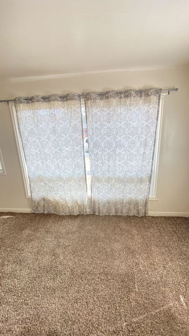 Building Photo - Duplex With Lots Of Room