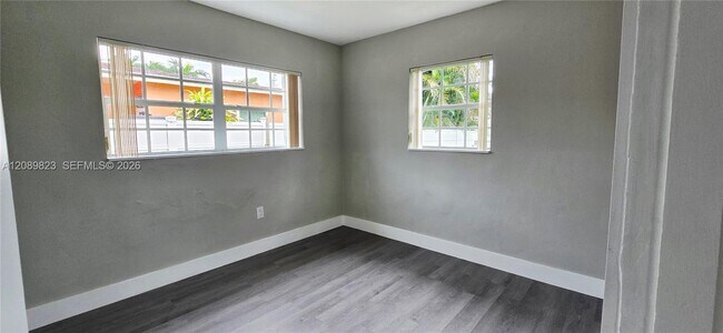 Building Photo - 580 W 34th Pl