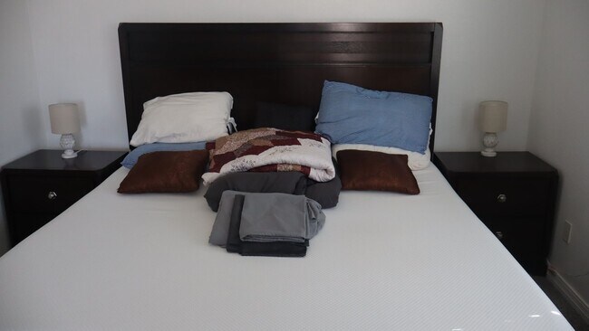 Building Photo - Furnished 3 Bedroom home