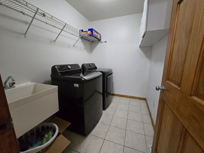 Building Photo - Beautiful 4 bedroom home in Normal!
