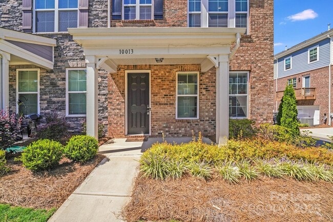 Building Photo - 10013 Hemingway Pl