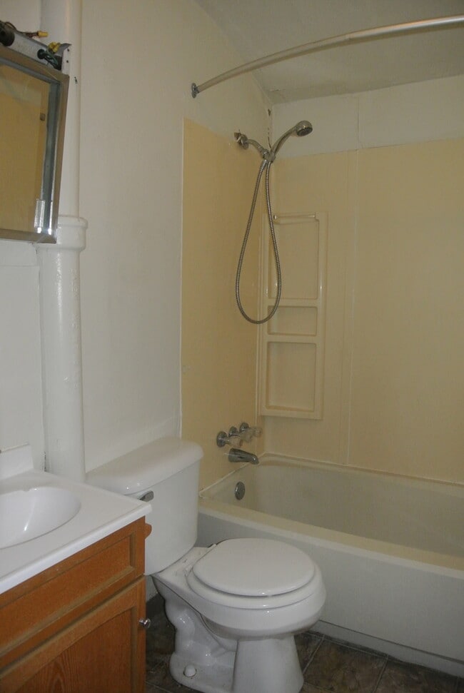 Building Photo - 2 Bedroom House!