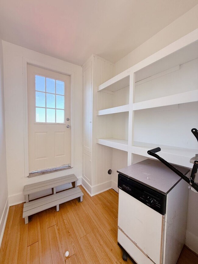 Building Photo - 3 & 4 Bedroom Units Just Steps from WWU