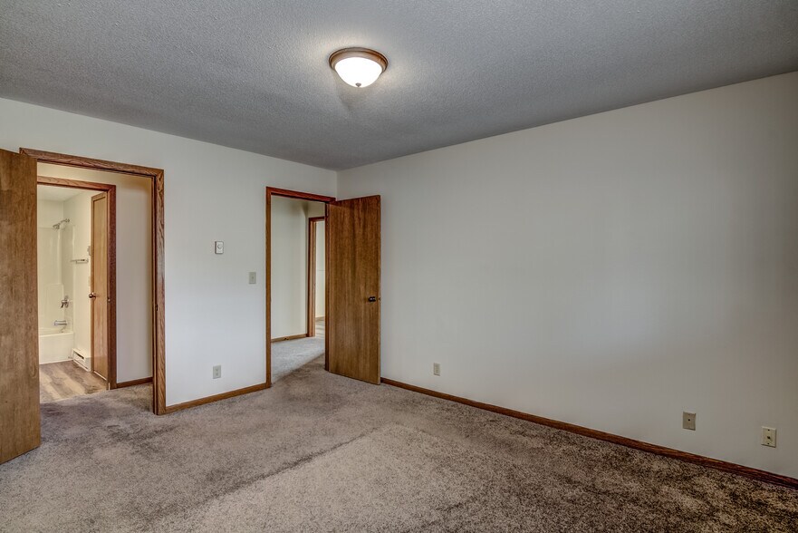 Building Photo - 632 Saxonwood Rd