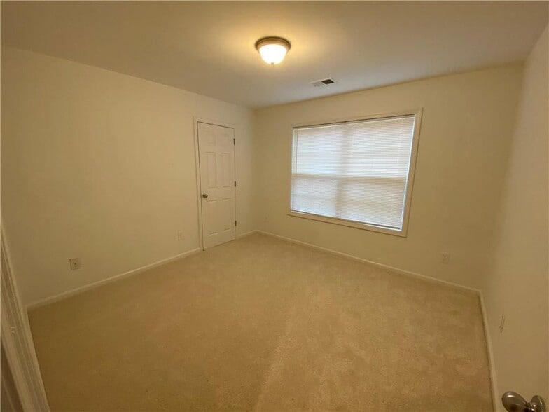 Building Photo - 1551 Park Knoll Trail NE