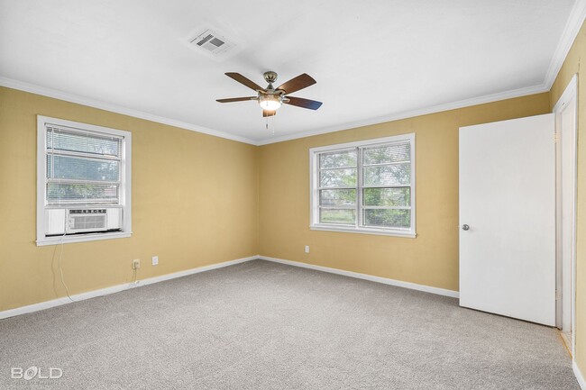 Building Photo - Check Out this 3 bed 2 bath!!