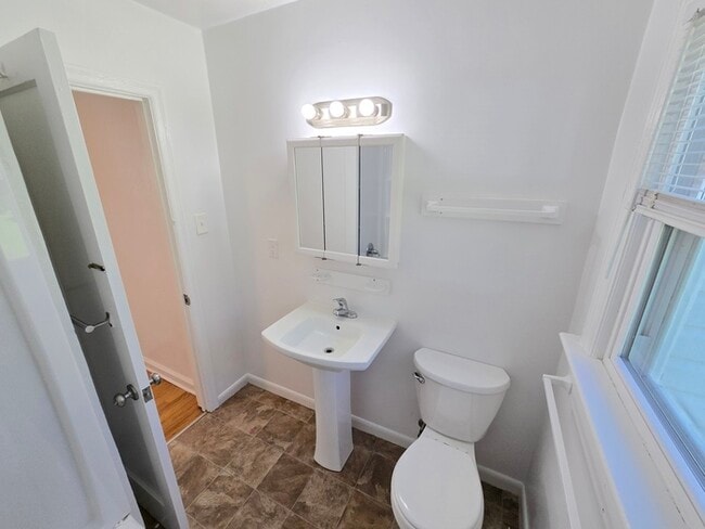 Building Photo - CHARMING 2 BEDROOM SINGLE FAMILY