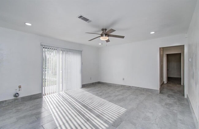 Building Photo - 502 Guyer St