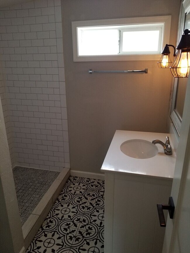 Building Photo - #1023-Maker-Clark