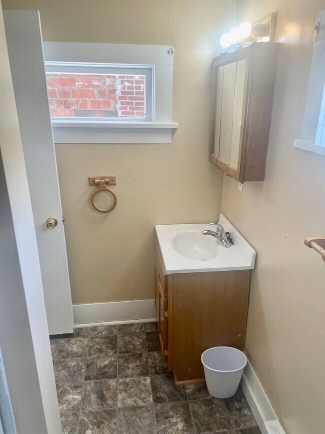 Building Photo - 306 W 5th St