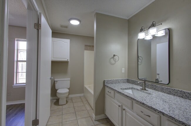 Building Photo - 118 Val Verde Trail