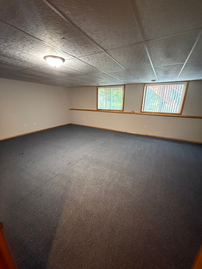 Building Photo - Huge 3BR/3ba Duplex on West Side of Eau Cl...
