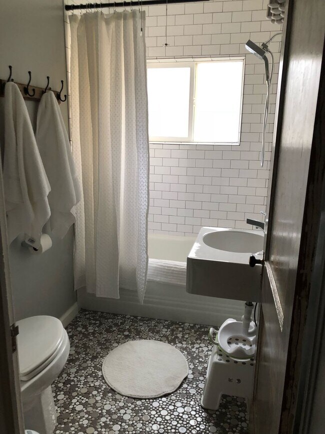 Building Photo - Grayye Duplex