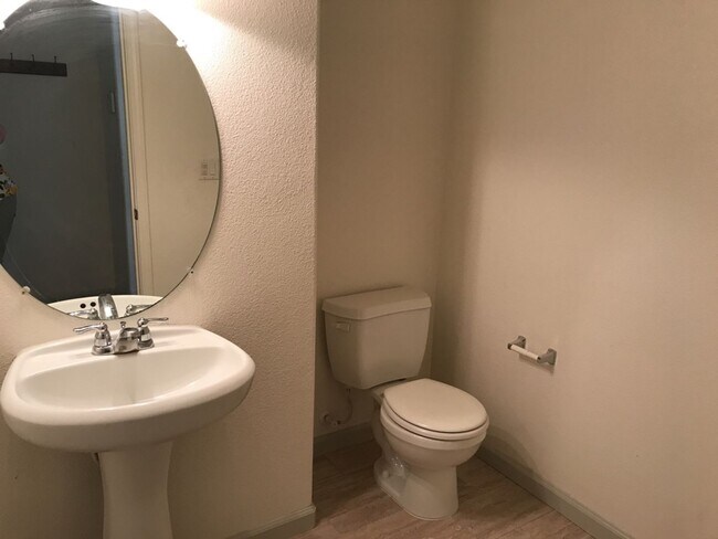 Building Photo - Beautiful East Davis home available Septem...