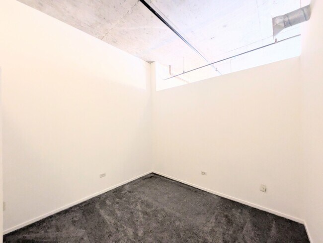 Building Photo - 933 W Van Buren St