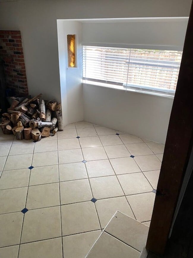 Building Photo - Spacious home on Large Lot