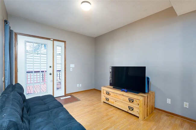 Building Photo - 5-Bedroom, 2-Bath Rental Home in Urbandale...