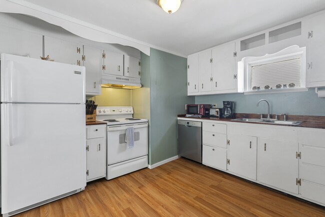 Building Photo - WINTER RENTAL Fully Furnished 2 Bedroom Co...