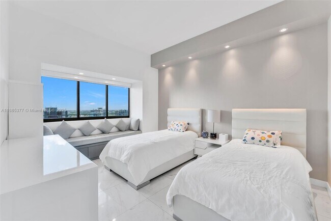 Building Photo - 480 NE 31st St