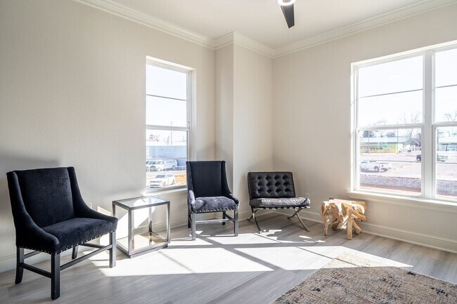 Building Photo - Exquisite 3-bedroom, 3.5-bath, 2-car garage townhome in downtown Tyler!