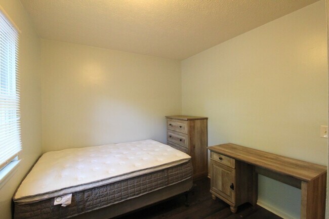 Building Photo - 1212 Mountain View Dr