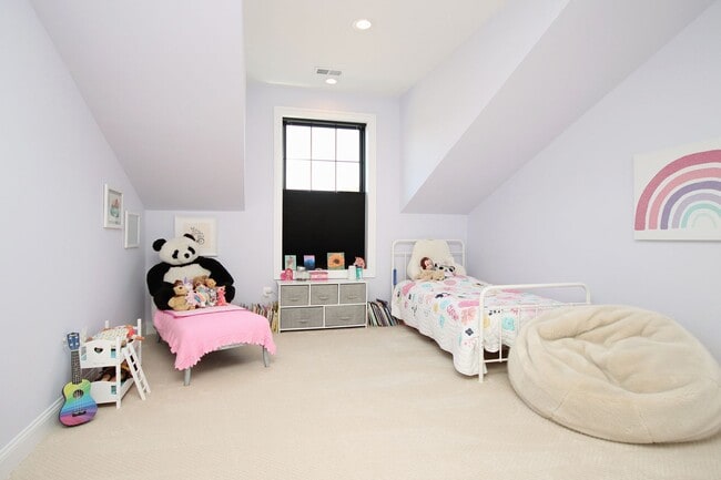 Building Photo - Beautiful, Custom-Built Pet-Friendly Lochlyn Hill Home