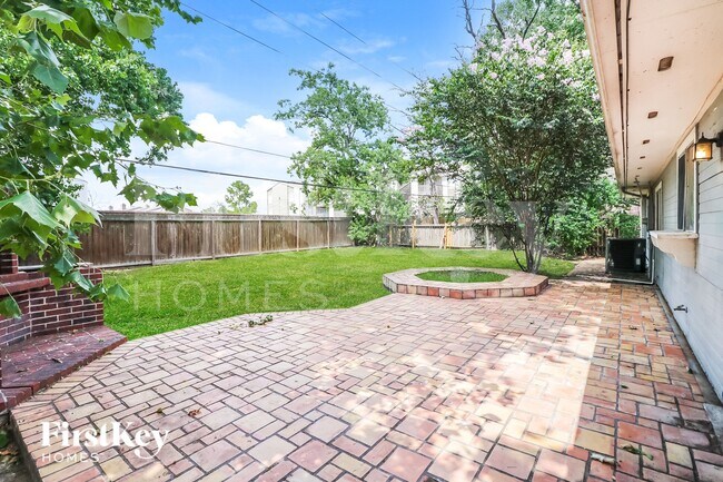 Building Photo - 15422 Pebble Lake Dr