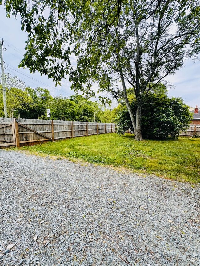 Building Photo - Well maintained home minutes from Uptown!