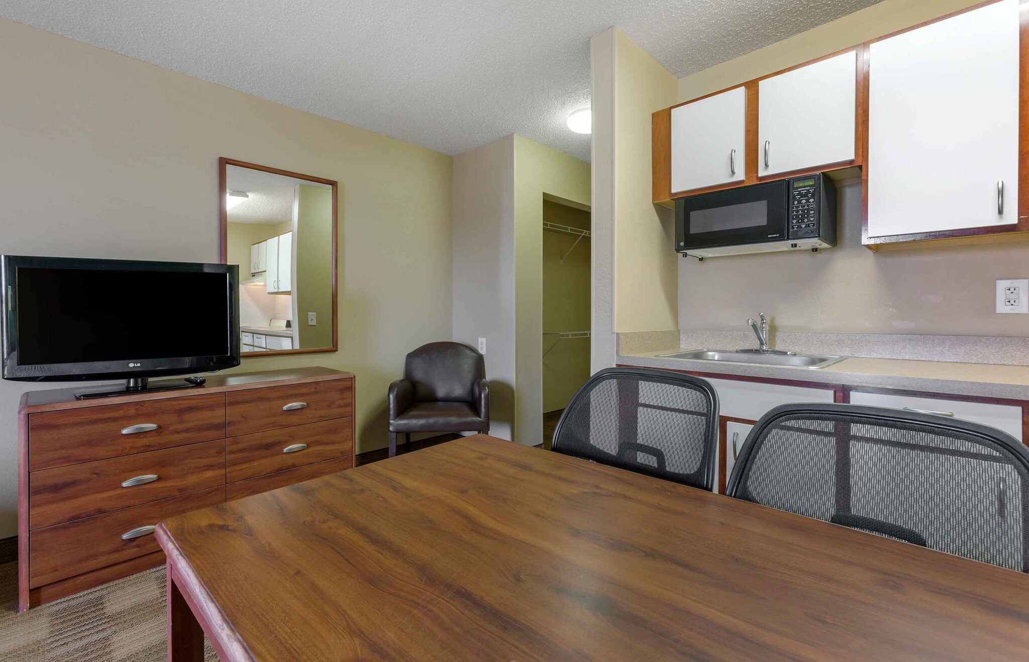 Building Photo - Furnished Studio-El Paso - West