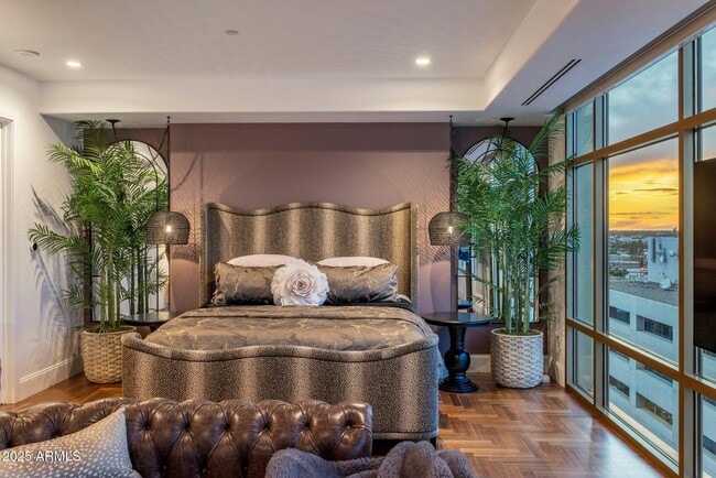 Building Photo - 2211 E Camelback Rd