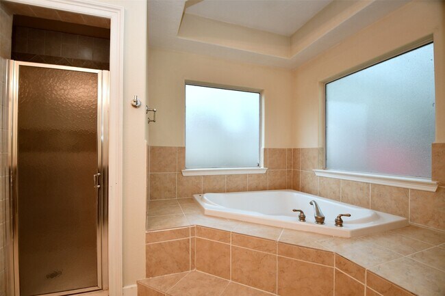 Building Photo - 5211 Holly View Dr