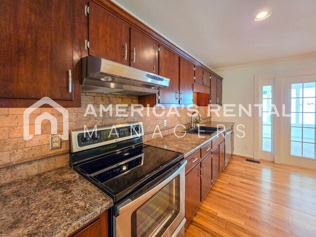 Building Photo - Newly Renovated and Ready for Move In!