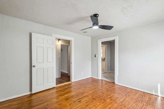 Building Photo - Beautifully renovated 2/1!