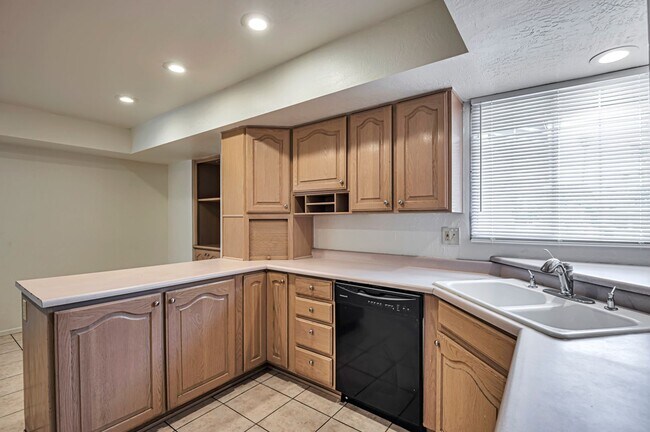 Building Photo - 6 Bedroom 3.5 Bath, Large Pool and Backyard