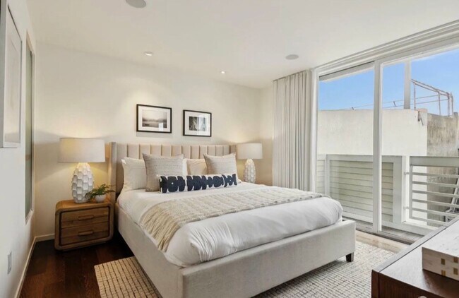 Building Photo - One-of-a-Kind Sophisticated Top-Floor Cond...