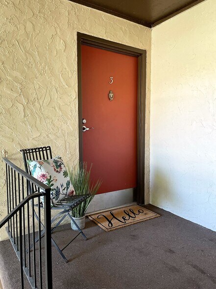 Entry - 6216 Robinson St