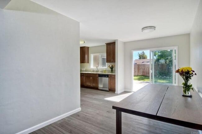 Building Photo - Spacious 5-Bedroom Home on Quiet Cul-de-Sa...