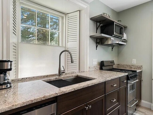 Building Photo - 77 Coggeshall Ave