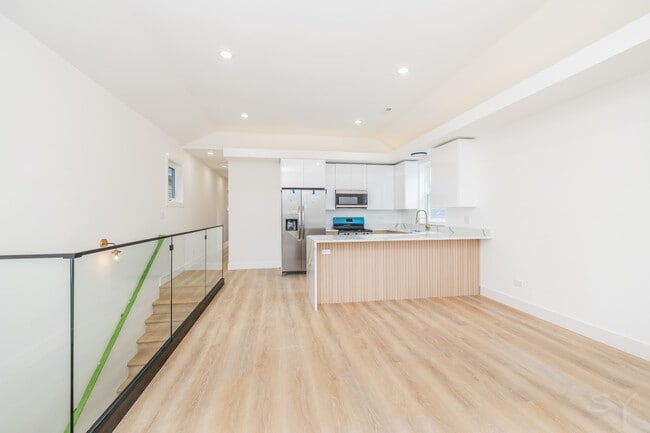 Building Photo - 1245 S Fairfield Ave