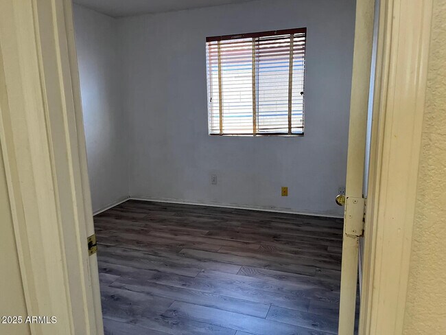 Building Photo - 2336 E Aire Libre Ave
