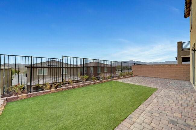 Building Photo - Stunning 4 Bedroom with Mountain Views!