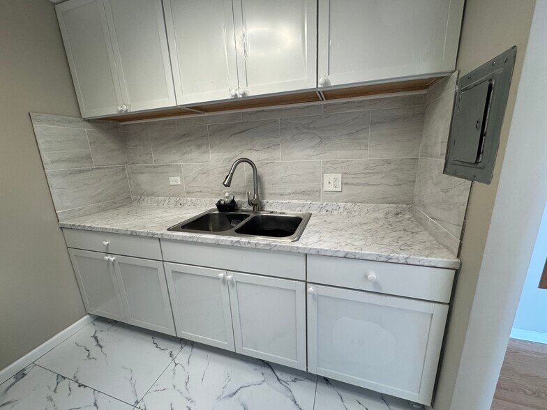 Building Photo - 252 Shorewood Dr