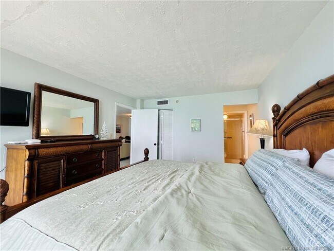 Building Photo - 10680 S Ocean Dr